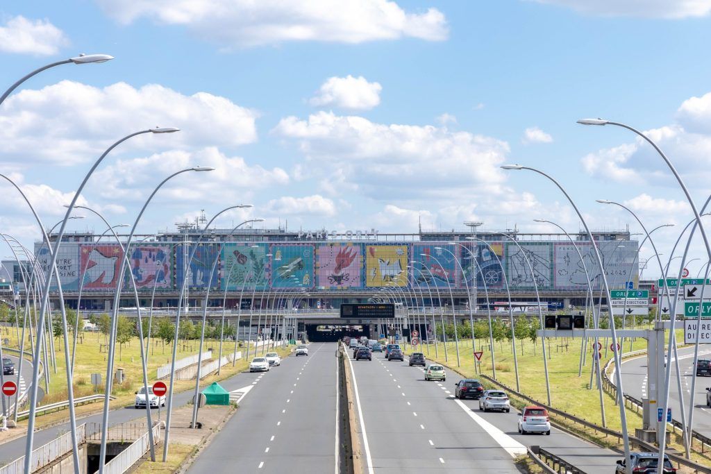 Ailes delta devant le terminal 4 d'orly